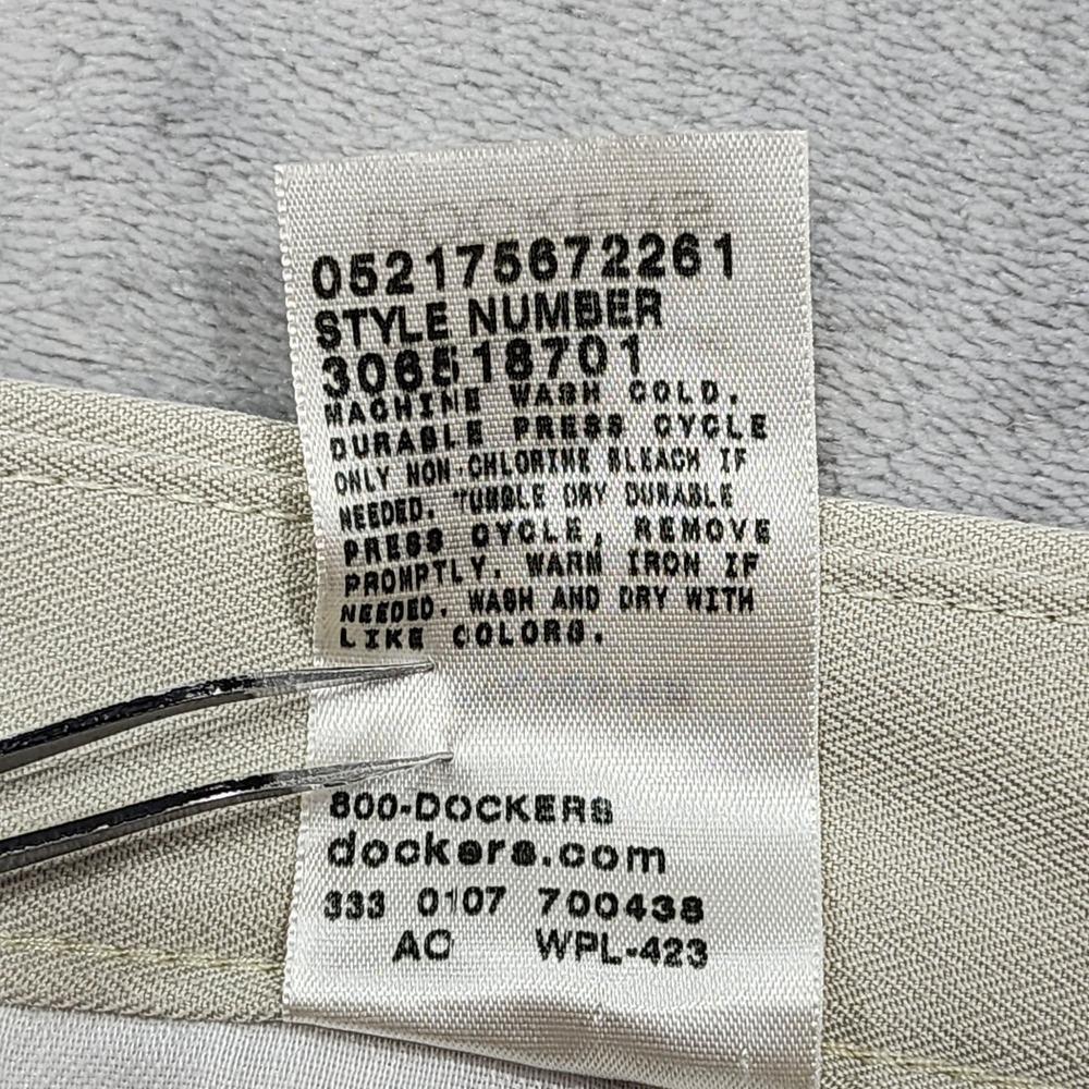 Dockers Golf Shorts Mens 36 Beige Pleated Microfiber Chino Relaxed‎ 10 Inseam - Picture 6 of 11